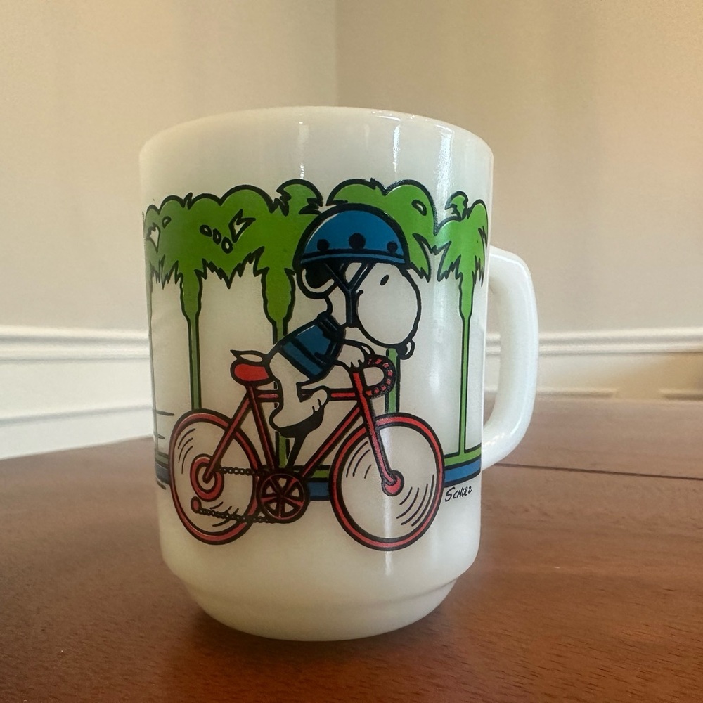 Super cute Vintage Retro milk glass 1958 Peanuts Snoopy Pedal Power Bicycle Mug